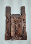 Lindo e pequeno Oratório de Viagem Tríptico de madeira com entalhe representando Jesus Crucificado. Medida fechado: 15,5 cm de altura x 5 cm x 3 cm. Medida aberto: 15 cm x 9 cm x 1,5 cm. Conforme fotos.