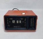 Antigo e Lindo Rádio Relógio - PHILCO - FORD - Anos: 60/70 - AM - 110 V - 60 Hz - Medida: 21 cm x 17 cm x 12 cm de altura. OBS: Rádio funcionando, porém com chiado. O Botão Liga/Desliga e Volume não está funcionando à função de ligar, só o volume. Foi feito uma adaptação para ligar e desligar no cabo de força. O Relógio não está funcionando, Necessita de revisão. Conforme fotos.