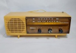 Antigo e Lindo Rádio - OSAKA - Modelo: 8001 - AM/FM - Circuito Integrado - Pilha / Luz - 110 - 220 V - Estrutura em Baquelite - IRMÃO VITALE S.A - Medida: 37 cm x 15 cm x 14 cm. OBS: Foi feito teste e está ligando e funcionando a Modulação " AM ". Necessita de revisão no " FM ". O Botão AM/FM não é original do Rádio. Não foi testado com pilhas. Vendido no estado Conforme fotos.
