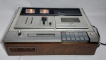 Antigo e Lindo Aparelho Stereo Cassette Tape Deck - GRADIENTE - Modelo: CD-1667 - Anos 70 - 110/220  V - 50/60 Hz - 30 Watts - Caixa de madeira  - Medida: 38 cm x 27 cm x 12 cm. OBS: Aparentemente conservado. Está Ligando. Foi feito teste e os cabeçotes estão funcionado, porém interrompe à função e para, abrindo à tampa do Deck. Necessita de revisão.