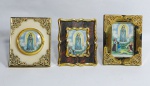 ITALY - Antigo e Lindo Lote de 3 Pequenos adornos religiosos de mesa representando - Nossa Senhora de Fátima - Confeccionados em baquelite, acrílico e metal - Medida: 8 cm x 7 cm x 1,5 cm -  Made in Italy - Conforme fotos.