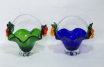 Antigo e Lindo Lote de 2 Cestas em Vidro Murano nas cores Verde e Azul. Medida: 16 cm x 14 cm x 16 cm de altura. OBS: A Cesta Azul possui trincados no corpo conforme fotos.
