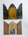 Lote de 2 Lindos Adornos Trípticos Religiosos em Madeira. Sendo um Souvenir do Museu de Antalya - Turquia - Representando imagem de ícone do Século 19 e outro - Fuga da Sagrada Família para o Egito -  Medida do maior fechado: 12,5 cm x 7,5 cm x 1,5 cm. Medida aberto: 14,5 cm x 12,5 cm x 0,7 cm. Conforme fotos.