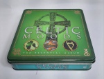 Conservado Lote com de 3 CDs de Músicas Celta - CELTIC MOODS - The Essential Album - 2011 - Fantástica Coleção de mais de 3 horas de música Celta - Acondicionados no estojo original de metal. Medida: 15 cm x 15 cm x 4 cm. Conforme fotos.
