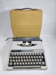 Antiga Máquina de Escrever Japonesa - SILVER-REED - 200 - Corpo em Metal - Acondicionada na Maleta Original - Mecanismo Funcionando - Silver Seiko Co., LTD - Made in Japan  - Medida: 32 cm x 30 cm x 10 cm. Conforme fotos.