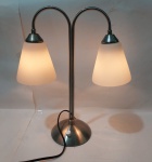 Lindo Abajur/luminária de Mesa com Haste em Metal, Cúpulas em Vidro Leitoso. Possui regulagem de intensidade de Luz - 110 V - Medida: 39 cm de altura x 33 cm x 13,5 cm de diâmetro de Base. Conforme fotos.
