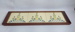 Antiga, Linda e Conservada Bandeja em Madeira Nobre com Azulejo. Medida: 50,5 cm x 16 cm x 2,5 cm. Bonatto & Cia. LTDA. Conforme fotos.
