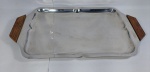 Linda Bandeja em Inox com pega em madeira. Marca: Gazola Inox. Medida: 48 cm x 31 cm x 2,5 cm. Conforme fotos.