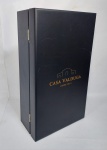 Linda Caixa Vazia em madeira - CASA VALDUGA - Desde 1875 - Medida: 36 cm x 21 cm x 11,5 cm. Conforme fotos. A Casa Valduga foi pioneira no enoturismo no Vale dos Vinhedos, em Bento Gonçalves. Chegaram do Norte da Itália em 1875, trazendo a cultura do vinho que, geração após geração, permanece viva até hoje, quase 150 anos depois, na mesma terra.