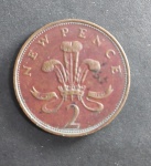 Reino Unido - Moeda 2 New Pence - Rainha Elizabeth II - Ano: 1971 - Possui Pátina conforme fotos.