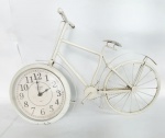 Lindo e Decorativo Relógio no formato de Bicicleta. Estrutura de ferro, proteção do mostrador em acrílico. Funcionamento: 1 pilha AA - Medida: 51 cm de comp x 34 cm de altura x 12,5 cm. Conforme fotos. OBS: Foi feito teste e não funcionou. Necessita de revisão. Conforme fotos.