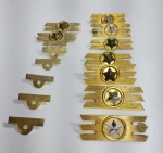 Lote de 14 Insígnias Militares Variadas em Metal dourado. Medida maior: 4,5 cm x 2 cm. Conforme fotos.