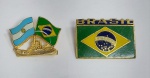 Lote de 2 Lindos broches em metal e esmalte, sendo um representando o Navio Escola da Marinha Brasileira - U27 - Medida maior: 3 cm x 2 cm. Conforme fotos. O Navio Escola - U27 - é um navio da Marinha do Brasil utilizado para a instrução de guardas-marinha. Ele realiza viagens ao redor do mundo, incluindo a Argentina, onde interage com a Armada Argentina. A interação envolve atividades de instrução e representação da Marinha do Brasil em portos argentinos.