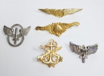Lote de 5 Insígnias Militares em Metal dourado e prateado. Medida maior: 7,5 cm x 3,5 cm. Conforme fotos.