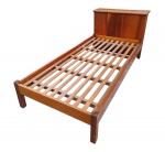Cama de solteiro em madeira envernizada - com baú independente - 81x100x226 cm - com lasca na lateral inferior do baú.