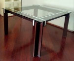 Mesa de jantar em madeira envernizada com tampo em vidro - 79x140x140 cm - tampo com pequenas lascas nas bordas que não prejudica a utilidade e a beleza da peça.
