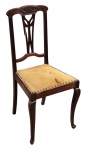 PARA RESTAURO - Antiga cadeira em madeira envernizada com assento estofado revestido em tecido veludo - 93x42x50 cm - necessitando trocar o tecido do estofado e colar o acabamento do encosto.