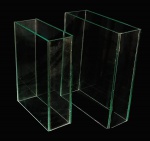 Lote composto por 2 blocos em vidro vazado - sendo 1 de 27x22x08 cm - e 1 de 25x18x07 cm.