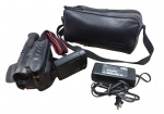 JVC - Filmadora de fita cassete GR-AXM10U - 12x24x23 cm aberta e 12x12x23 cm fechado - acompanha case, bateria e cabo - ligando porém funcionalidades não testadas - case necessitando limpeza e pequeno rasgo próximo do zíper.