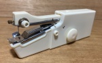 Antiga Máquina de Costura Manual à Pilha da E-Z Sewing - 7x21x4cm medidas da máquina - acompanha embalagem original e manual-não testado.