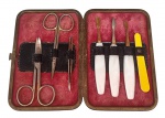 Antigo kit de manicure com 7 peças em metal e plástico - 09x05 cm a maior e 08 cm a menor - acompanha estojo 01x09x14 cm - estojo com desgastes na parte interna.