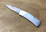Canivete em inox - 15x02 cm aberto e 09x03 cm fechado - com riscos e marca do uso.