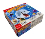 HASBRO - Jogo Ataques dos Tubarões - 09x26x27 cm a embalagem  - incompleto - faltando 1 disco, 1 dado e regras - embalagem com desgastes do manuseio.