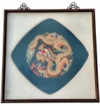 Decorativo oriental em tecido 20x20 cm - em moldura caixa de madeira envernizada com largo paspatur revestido com tecido, vidro e ganchos em metal 40x40x03 cm - necessitando retoques no verniz. (C.A.)