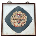 Decorativo oriental em tecido 19x20 cm - em moldura caixa de madeira envernizada com largo paspatur revestido com tecido, vidro e ganchos em metal 40x40x03 cm - necessitando retoques no verniz e manchas de umidade no paspatur na parte inferior. (C.A.)