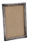 Porta retrato em metal com banho de prata e vidro -16x11 cm e 14x09 cm a foto - necessitando retocar o banho. (2) (C.A.)