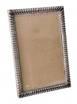 Porta retrato em metal com banho de prata e vidro -16x11 cm e 14x09 cm a foto - necessitando retocar o banho. (4) (C.A.)