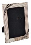 Porta retrato em metal com banho de prata e vidro - 17x12 cm e 13,5x8,5 cm a foto - necessitando limpeza e retocar o banho. (1)  (C.A.)