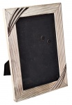 Porta retrato em metal com banho de prata -17x12 cm e 13,5x8,5 cm a foto - necessitando retocar o banho. (2) (C.A.)