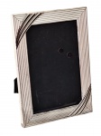 Porta retrato em metal com banho de prata -17x12 cm e 13,5x8,5 cm a foto - necessitando retocar o banho. (3) (C.A.)