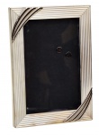 Porta retrato em metal com banho de prata e vidro -17x12 cm e 13,5x8,5 cm a foto - necessitando retocar o banho. (10) (C.A.)