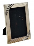 Porta retrato em metal com banho de prata e vidro -17x12 cm e 13,5x8,5 cm a foto - necessitando retocar o banho. (8) (C.A.)