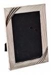 Porta retrato em metal com banho de prata e vidro -17x12 cm e 13,5x8,5 cm a foto - necessitando retocar o banho. (5) (C.A.)