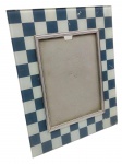 Porta retrato em vidro pintado - 30x25 cm e 19x14 cm a foto - com desgastes na pintura. (C.A.)