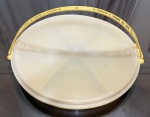 Antiga petisqueira com tampa e divisórias marca: Tupperware, medindo: 34 cm de diâmetro, 05cm altura sem alça e 16cm com alça.