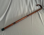Antiga Bengala em madeira nobre trabalhada com entalhes e ponteira de borracha medindo: 87cm de comprimento