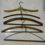 Lote com 05 antigos cabides confeccionados em madeira e arame galvanizado, medem aprox: 40x13cm