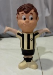 Boneco manequinho em vinil, medindo 20x15cm. possui marcas de uso.