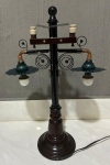 Maravilhosa e peculiar luminária de mesa dois lumes executada em metal e madeira representando poste do rio antigo. medindo: 43x30cm, não esta acendendo.