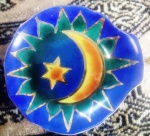 Diferente prato decorativo pintado a mão com detalhes em ouro 18k e assinatura desconhecida, medindo: 13m de diâmetro.