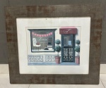 GRAVURA DECORATIVA "FORTUNE" - BOUTIQUE PARISIENSE.Emoldurada representando fachada parisiense estilizada de boutique, com vitrine, porta ornamentada e vasos de planta, medindo: 68x58cm (com moldura) e em bom estado.