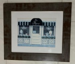 GRAVURA DECORATIVA "LES BIJOUX" JOALHERIA PARISIENSE.representando fachada parisiense, medindo: 68x58cm com moldura. em bom estado.