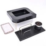 Lote contendo 3 peças para escritorio, sendo 1 peso para papeis de vidro incolor, 1 porta trecos de plástico duro preto gravado Alitalia e 1 porta papeis e canetas revestido de corino preto. (este último no estado). 11x8 cm, 19x16 cm e 22x9 cm