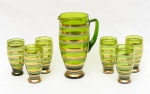 Refresqueira de vidro verde com 6 copos,decorados com listras horizontais, nos tons dourado e brancos. 24 cm alt  jarra / 13 cm alt copo