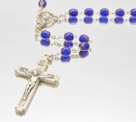 Terço com contas na cor azul safira, medalha de Nossa senhora . 48 cm