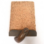 Pietrina Checcacci (Taranto, Puglia, Itália 16/6/41) pintora, escultora, desenhista e gravadora radicada no Brasil - suporte para bloco em bronze, assinada. (11cm)